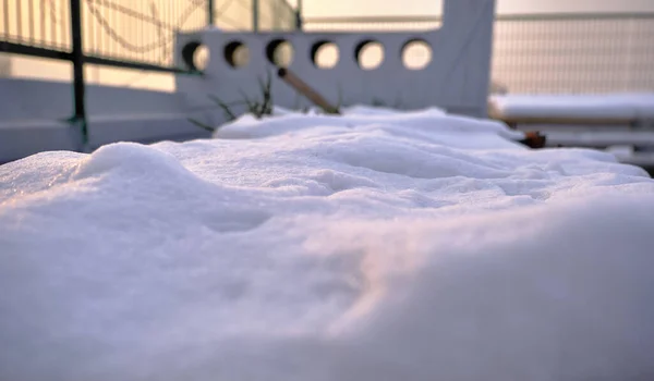 Accumulation Snow Table Blurred Chimneys Also Sunshine Sunset Yellow Sky — Stock Photo, Image