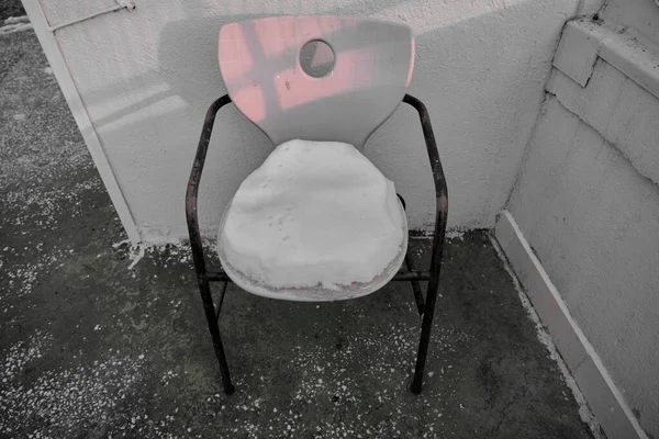 Różowy Zabytkowy Fotel Stylu Retro Metalowymi Czarnymi Wspornikami Słońce Siedzeniu — Zdjęcie stockowe