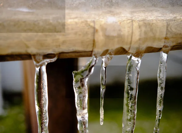 Nahaufnahme Und Ein Stück Eiszapfen Und Kleine Wassertropfen Auf Dem — Stockfoto