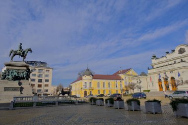 Bulgaristan 'ın başkenti 2. Çar Alexander' ın heykeli: Sofya. Güneşli bir günde mavi gökyüzü arkaplanı olan heykel. 