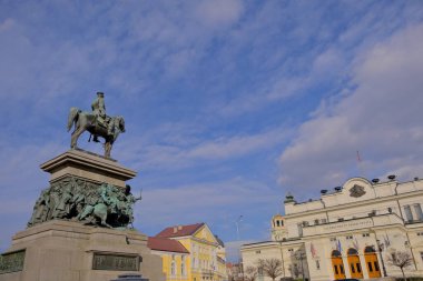 Bulgaristan 'ın başkenti 2. Çar Alexander' ın heykeli: Sofya. Güneşli bir günde mavi gökyüzü arkaplanı olan heykel. 