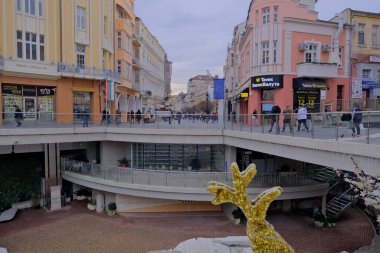06.01.2021. Plovdiv. Bulgaristan Filibe Roma Stadyumu ve I. Knyaz Alexander Caddesi ve Dzhumaya Camii 'nin ana meydanı bulutlu arka planda. Altın sarısı geyik siluetleri.