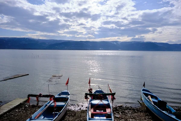 Barcos Pequeños Azules Cerca Costa Del Lago Uluabat Turquía Bandera — Foto de Stock