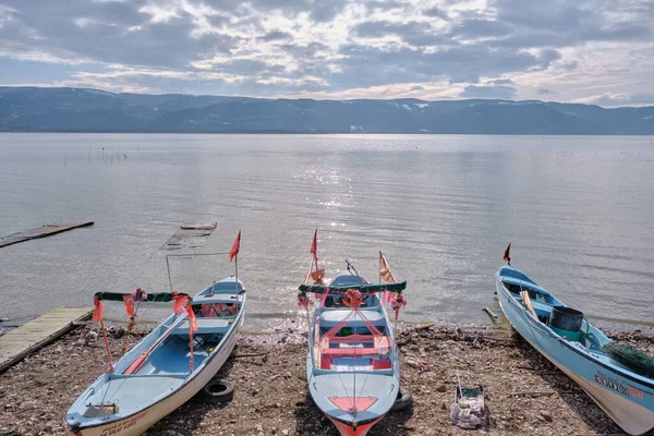 Barcos Pequeños Azules Cerca Costa Del Lago Uluabat Turquía Bandera — Foto de Stock