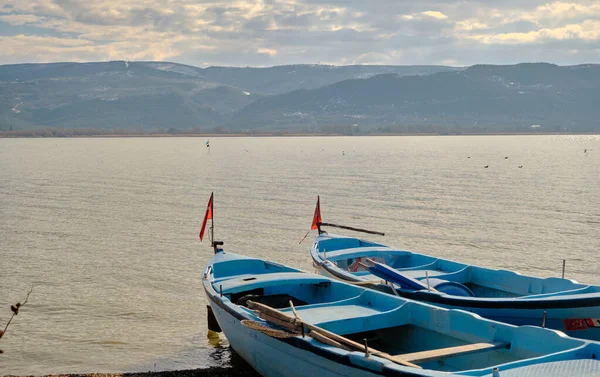 Mała Niebieska Łódź Wybrzeży Jeziora Uluabat Turcji Mała Turecka Flaga — Zdjęcie stockowe