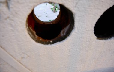 Yeşil bitkileri gözlemlemek, soğuk ve kış günlerinde kar altında marul yaprakları ve baca deliğinden kar üzerinde güneş ışığı yansıması. 