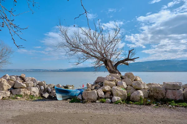 Blue Color Boats Standing Coast Uluabat Lake Huge Mountain Background — Stock Photo, Image