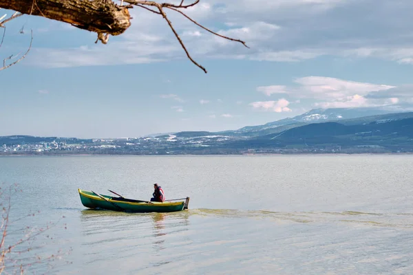 Hombre Pequeño Viejo Barco Lago Uluabat Con Enormes Fondos Montaña — Foto de Stock