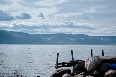 Devasa dağ ve uluabat gölü muhteşem doğanın panoramik manzarası