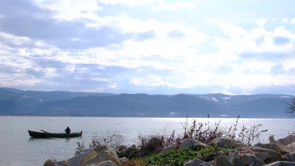 Slow Motion Man Sailing Uluabat Lake Fishing Man Small Old — Stock Video