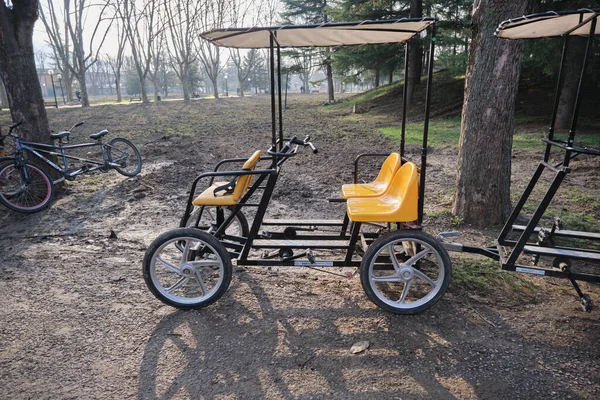 Passeio Carro Quatro Bicicletas Rodas Para Alugar Estacionamento Parque Cidade — Fotografia de Stock