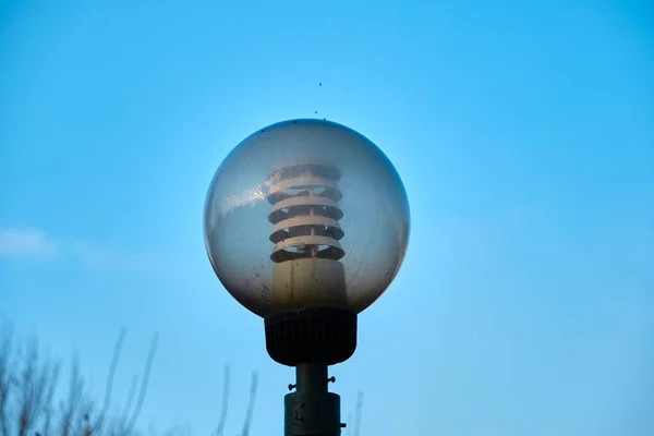 Oude Gebruikte Lantaarnpaal Straatlamp Met Gedroogde Boom Prachtige Hemelachtergrond — Stockfoto
