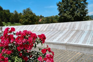 Srebrenica anıtı mermer taşlara isim olarak yazılmış. Bosna ve Herzegovina kurbanları Potocari anıtı ve mezarlığında Müslümanlar yüzünden katledildi. 12.08.2018. Srebrenica 'da. Bosna-Hersek