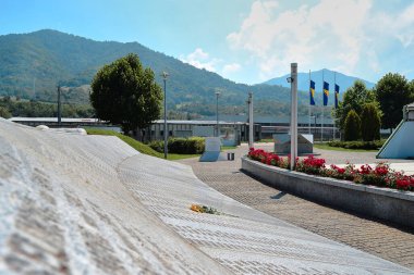 Srebrenica anıtı mermer taşlara isim olarak yazılmış. Bosna ve Herzegovina kurbanları Potocari anıtı ve mezarlığında Müslümanlar yüzünden katledildi. 12.08.2018. Srebrenica 'da. Bosna-Hersek