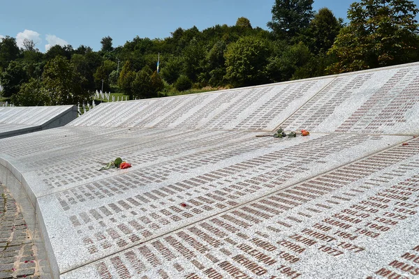 Srebrenica anıtı mermer taşlara isim olarak yazılmış. Bosna ve Herzegovina kurbanları Potocari anıtı ve mezarlığında Müslümanlar yüzünden katledildi. 12.08.2018. Srebrenica 'da. Bosna-Hersek