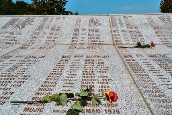 Srebrenica anıtı mermer taşlara isim olarak yazılmış. Bosna ve Herzegovina kurbanları Potocari anıtı ve mezarlığında Müslümanlar yüzünden katledildi. 12.08.2018. Srebrenica 'da. Bosna-Hersek