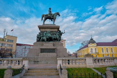 Bulgaristan 'ın başkenti 2. Çar Alexander' ın heykeli: Sofya. Güneşli bir günde mavi gökyüzü arkaplanı olan heykel. 06.01.2021. Sofia mı? Bulgaristan.