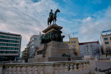 Bulgaristan 'ın başkenti 2. Çar Alexander' ın heykeli: Sofya. Güneşli bir günde mavi gökyüzü arkaplanı olan heykel. 06.01.2021. Sofia mı? Bulgaristan.