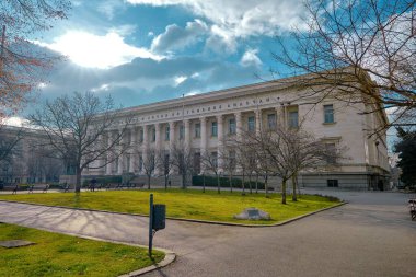 Aziz 'in mimari detayları. Cyril ve Methodius Ulusal Kütüphanesi ve Roma sütunları ve parlak gökyüzü arkaplanı. 06.1.2021. Bulgaristan. Sofya