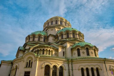 Gökyüzü mavi arka planlı Alexander Nevsky Ortodoks katedralinin muhteşem mimarisi. Bulgaristan. Sofia mı? 06.01.2021.