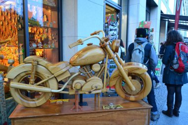05.11.2011. Berlin. Almanya. Berlin 'deki dükkanın önünde ağaçtan yapılmış bir motosiklet..