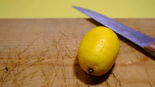 Corte Rebanado Limón Plato Madera Con Cuchillo Metal Manos Hombre — Vídeo de stock