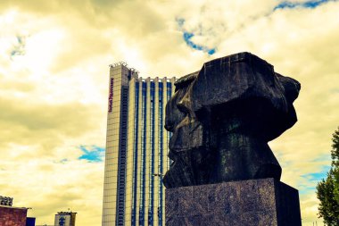 06.10.2011. Chemnitz. Doğu Almanya. Eski Doğu Alman şehri Chemnitz, eski adı Karl Marx Stadt (şehir) ve Karl Marx Anıtı bulutlu hava ve çok bulutlu gökyüzü sırasında.