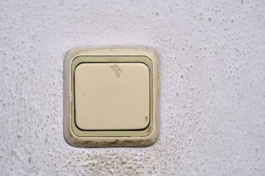 Kirli bir duvar ve duvar arkaplanı olan düğmeye bas.