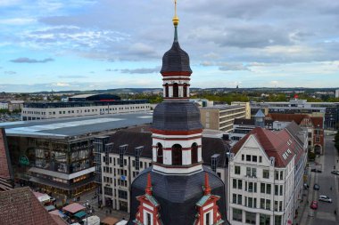 06.10.2011. Chemnitz. Doğu Almanya. Hava bulutluyken, antik saat kulesinden Chemnitz şehir manzarası.