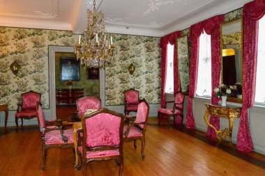 14.11.2011. Frankfurt 'ta. Almanya. Goethe Evi 'nin içinde. Eski moda mobilyalı oda ve ev eşyaları..