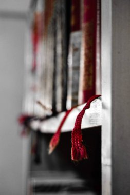 Kitaplı kütüphane sıraları ve kırmızı renkli yer imleri. Fotoğrafı kapat.. 