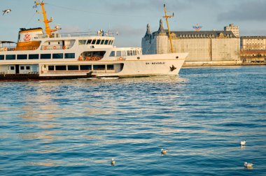 Türkiye 26.02.2021. Bosphorus Sea istanbul 'da toplu taşıma gemisi. İstanbul Boğazı 'ndaki gemi ve feribot. Güneşli bir günde ve sabahın erken saatlerinde, Haydarpaşa ana tren istasyonuyla..
