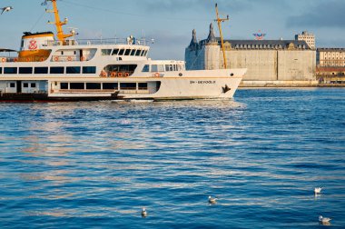 Türkiye 26.02.2021. Bosphorus Sea istanbul 'da toplu taşıma gemisi. İstanbul Boğazı 'ndaki gemi ve feribot. Güneşli bir günde ve sabahın erken saatlerinde, Haydarpaşa ana tren istasyonuyla..