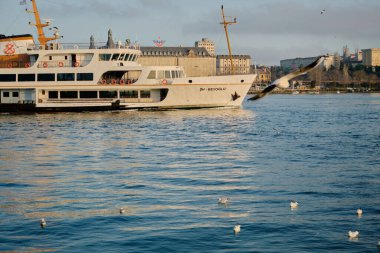 Türkiye 26.02.2021. Bosphorus Sea istanbul 'da toplu taşıma gemisi. İstanbul Boğazı 'ndaki gemi ve feribot. Güneşli bir günde ve sabahın erken saatlerinde, Haydarpaşa ana tren istasyonuyla..