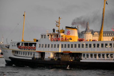 Türkiye 26.02.2021. Bosphorus Sea istanbul 'da toplu taşıma gemisi. İstanbul Boğazı 'ndaki gemi ve feribot. Güneşli bir günde ve sabahın erken saatlerinde, Haydarpaşa ana tren istasyonuyla..