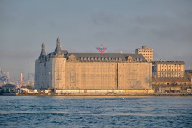 İstanbul Türkiye 26.02.2021. Boğazdaki eski ve eski bir tren istasyonu olan Haydarpaşa 'da feribot ile iç toplu taşıma. Haydarpaşa inşaat çalışmaları nedeniyle kapsanmıştır.