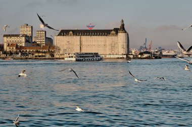 İstanbul Türkiye 26.02.2021. Boğazdaki eski ve eski bir tren istasyonu olan Haydarpaşa 'da feribot ile iç toplu taşıma. Haydarpaşa inşaat çalışmaları nedeniyle kapsanmıştır.