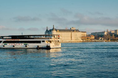 Türkiye 26.02.2021. Bosphorus Sea istanbul 'da toplu taşıma gemisi. İstanbul Boğazı 'ndaki gemi ve feribot. Güneşli bir günde ve sabahın erken saatlerinde, Haydarpaşa ana tren istasyonuyla..