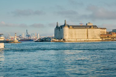Türkiye 26.02.2021. Bosphorus Sea istanbul 'da toplu taşıma gemisi. İstanbul Boğazı 'ndaki gemi ve feribot. Güneşli bir günde ve sabahın erken saatlerinde, Haydarpaşa ana tren istasyonuyla..