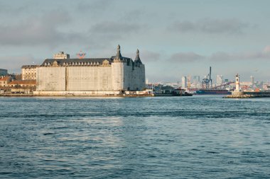 İstanbul Türkiye 26.02.2021. Bosphorus Sea istanbul 'da toplu taşıma gemisi. İstanbul Boğazı 'ndaki gemi ve feribot. Güneşli bir günde ve sabahın erken saatlerinde, Haydarpaşa ana tren istasyonuyla..
