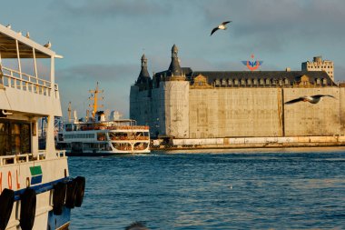 Türkiye 26.02.2021. Bosphorus Sea istanbul 'da toplu taşıma gemisi. İstanbul Boğazı 'ndaki gemi ve feribot. Güneşli bir günde ve sabahın erken saatlerinde, Haydarpaşa ana tren istasyonuyla..