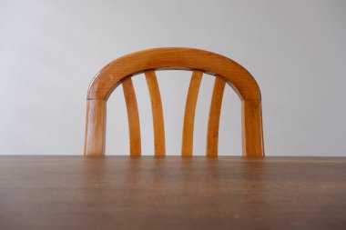 Eski, eski, eski, eski ve eski masa ve ahşap sandalyelerin üst tarafı beyaz ve bej duvarlı arka plan.