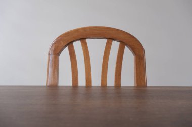 Eski, eski, eski, eski ve eski masa ve ahşap sandalyelerin üst tarafı beyaz ve bej duvarlı arka plan.