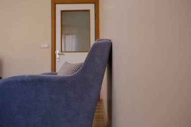 Eski ve retro tarzı mor tek koltuğu ve minimalizm sembolünü yak. Eski moda ve eski tarz tek kişilik sandalye ahşap zemin üzerinde ahşap iç kapılı..