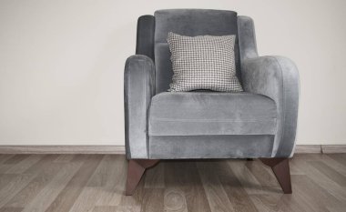 Eski ve retro tarzı mor tek koltuğu ve minimalizm sembolünü yak. Eski moda ve eski tarz tek kişilik sandalye ahşap zeminde duruyor.. 