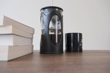 Fransız kahve makinası. Yarısı Arap ve siyah kahve makinesiyle dolu. Bir de ahşap koltuğun üst tarafında siyah kahve demliği var. Her şey ahşap masada duruyor..