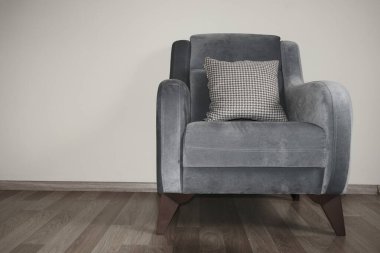 Eski ve retro tarzı mor tek koltuğu ve minimalizm sembolünü yak. Eski moda ve eski tarz tek kişilik sandalye ahşap zeminde duruyor.. 