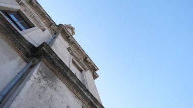 Barok ve İstanbul Boğazı yakınlarındaki eski Dolmabahce mimari camii. Mimari detayların bir parçası ve köşesi. Güneş ve güneşli bir gün. 03.03.2021 Türkiye.