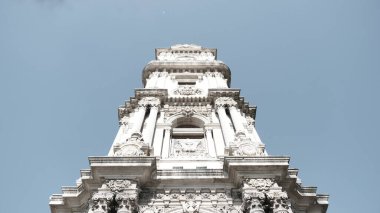 Güneşli bir günde, İstanbul Boğaz Denizi 'nin yanındaki Dolmabahce Sarayı' nın önündeki eski ve eski bir şilte mimarisi ve stil saat kulesi. 03.03.2021 Türkiye.