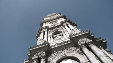 Güneşli bir günde, İstanbul Boğaz Denizi 'nin yanındaki Dolmabahce Sarayı' nın önündeki eski ve eski bir şilte mimarisi ve stil saat kulesi. 03.03.2021 Türkiye.